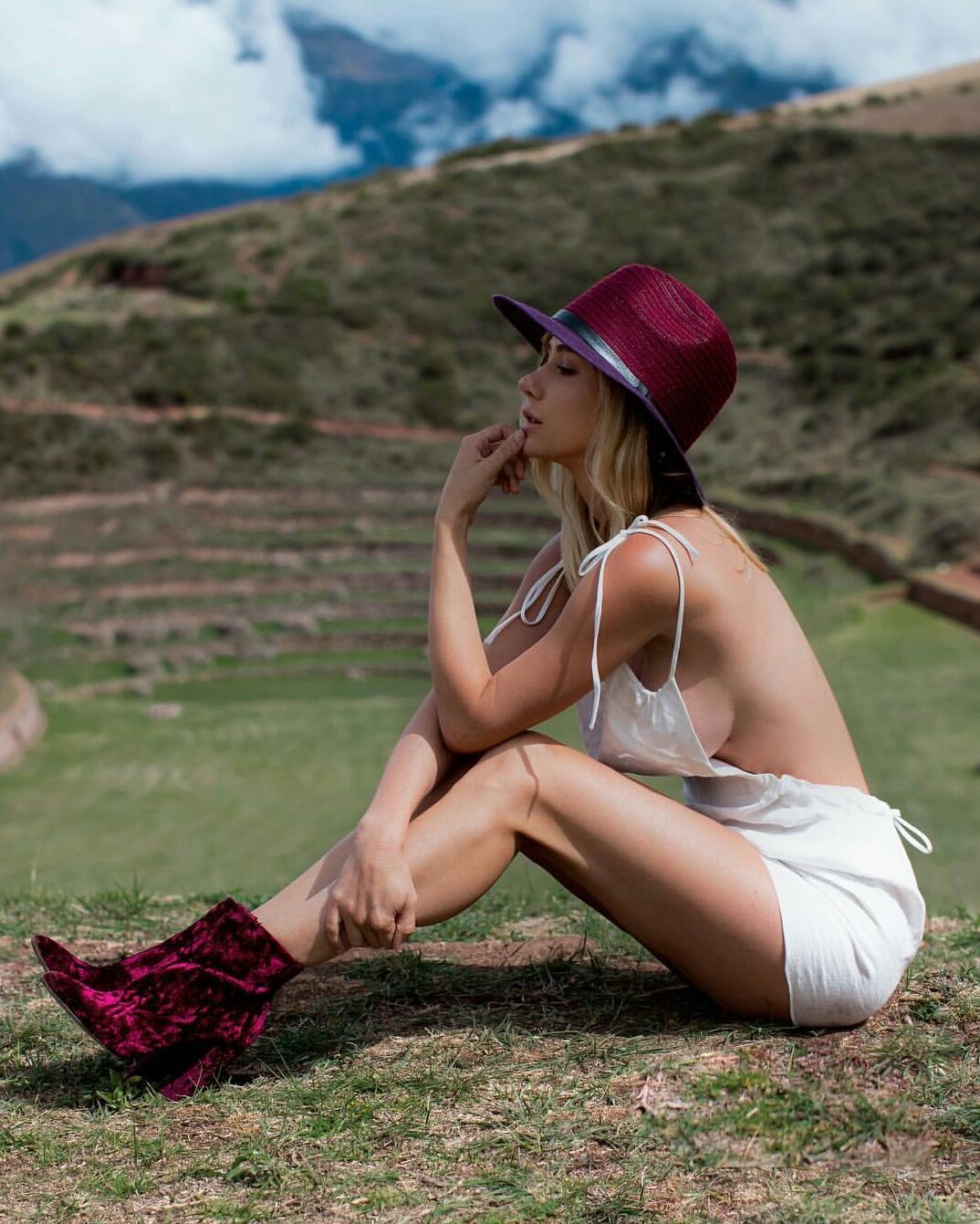 sittinonatailg8:  Sara Jean Underwood