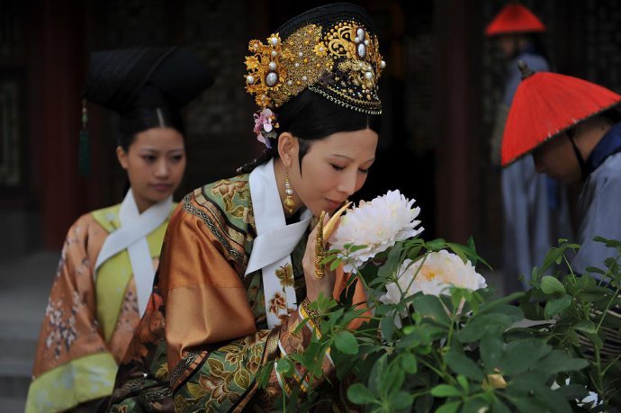 pyongland:   Ada Choi as Empress. Pure awesome. Her costumes and golden head pieces