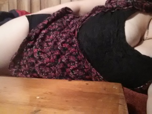 onceuponanightmarexo:  After a long and somewhat horrid day I’m relaxing. 