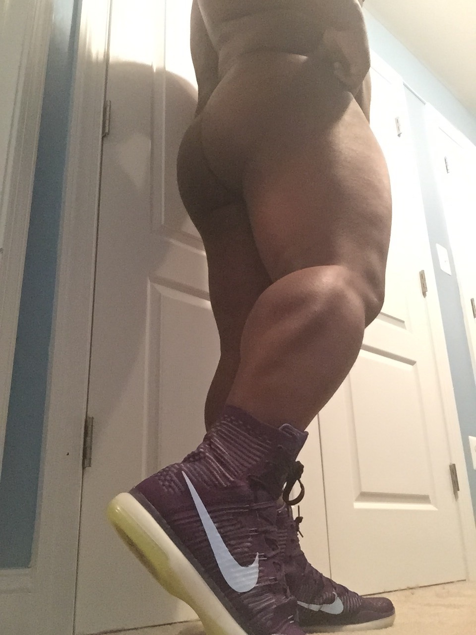 tastyblkman:  Thick Thighs..   Geez, love the view.