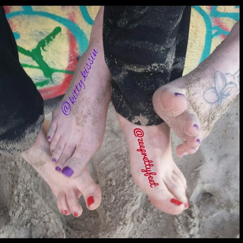 barefootwomen101: wvfootfetish: kittykissinxxx: #sandyfeet Venice Beach with @zeeprettyfeet Gorgeous