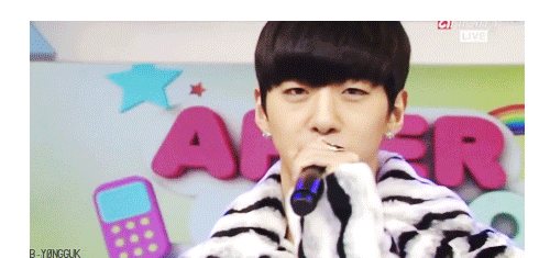 b-y0ngguks:  yongguk serenading YOU ｡◕ ‿ ◕｡ 