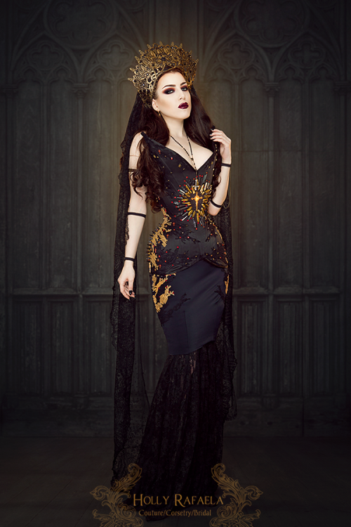 espartilhos:   Threnody In Velvet wearing Holly Rafaela couture outfit, with Pendulous Threads UK la