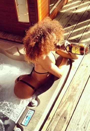 40ozvannyc:  Salute to girls who drink Henny.