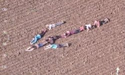   Police have released a video of a group of children who formed a human arrow to point a police helicopter in the direction of two suspected burglars on the run.  ///   Los niños forman flecha para ayudar a la policía a sospechosos de captura de