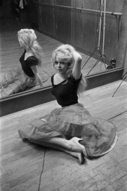 Vavavoomrevisited:  Gatabella:  Brigitte Bardot, 1958  One For The { Mirror Mirror 