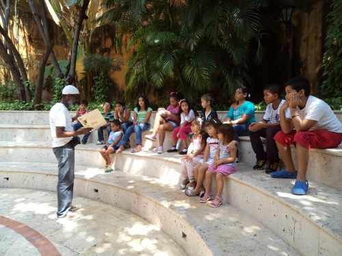 bookporn:  La Carreta Literaria ¡Leamos! de Cartagena (Cartagena’s Literary Wagon, Let’s read!). Martín Murillo Gómez has been traveling with his wagon through Cartagena, Colombia. His is the only wagon that transports books. He lends the books