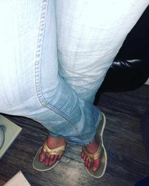 #bluejeans and #bigfeet with #flipflops My #longlegs will make you drool. #pawgs #legsfordays #size1