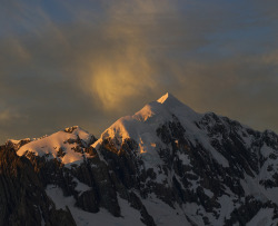 vacationinparadise:  Sunrise on Mt Tasman