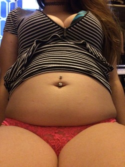 pizz4girl:  That one little stretch mark on my belly is kinda cute