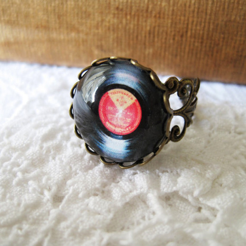 vinylespassion:  Pour les filles. Bagues en vente sur Etsy.  