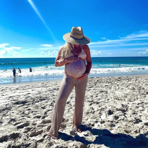 buntin9:#Repost @itsvaleriehobbs .  When the bump gets burnt  . . #9monthspregnant #beachbaby #pregn