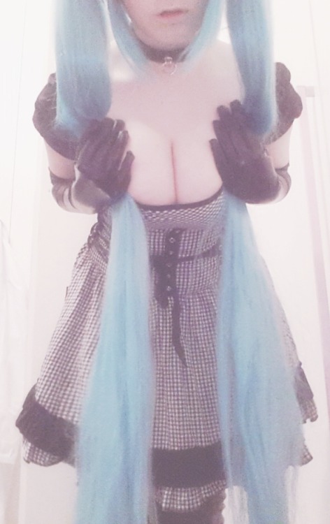 Porn photo cute-hentaiunicorn:  Little maid here to