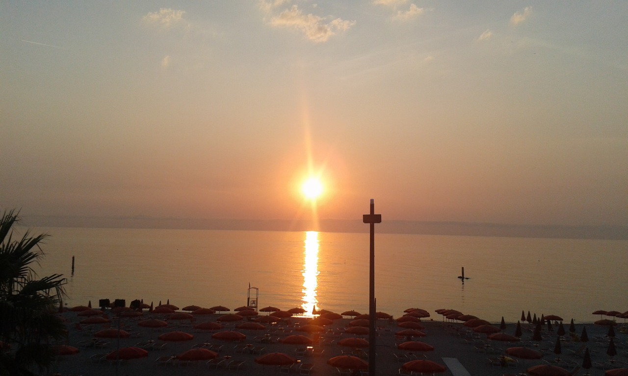 stelle-di-una-galassia-perduta:  Alba to Porto Recanati, Marche (foto mie)