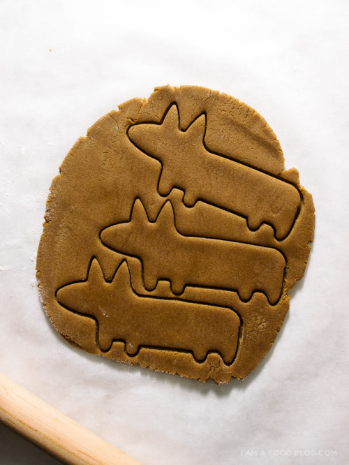 sweetoothgirl: Gingerbread Corgi Cookie@stridingcorgi