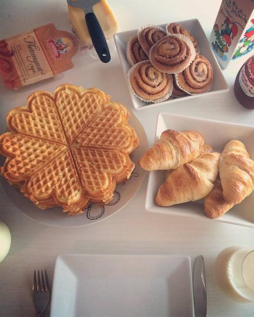 Kose frokost med den beste Rikke #frokost #breakfast #vaffel #croissant #kanelsnurrer