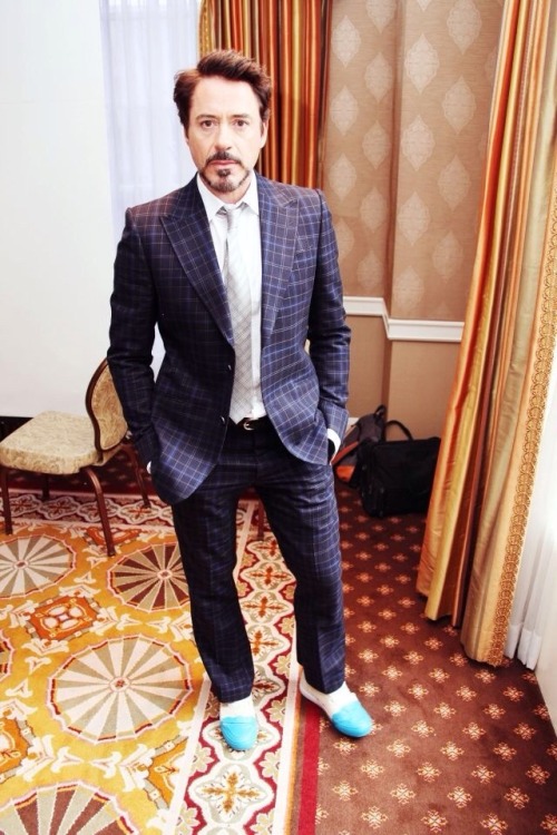 copperbadge: sexybadassdowney: Here’s some standing/leaning/smouldering hot Downey for the aft