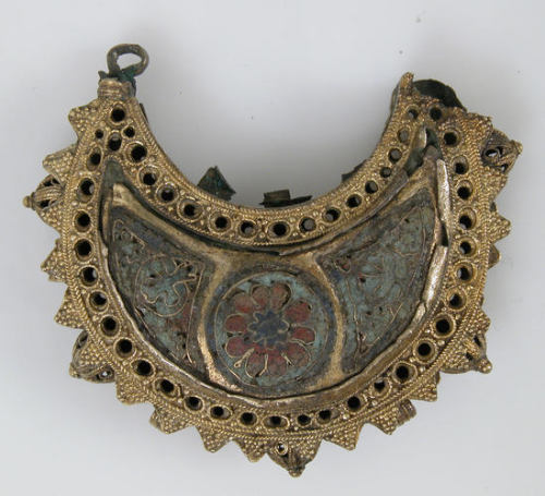 One of a Pair of Crescent-Shaped Earrings with Rosettes, Metropolitan Museum of Art: Medieval ArtGif