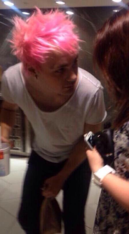 keepingupwiththeclifford:  keepingupwiththeclifford:  If you don’t love the way Michael looks at fans don’t talk to me  LOOK AT THIS