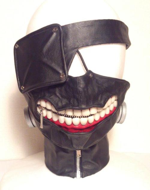 ambiguousintentions: akapyon: 東京喰種 カネキマスクの作り方 その6 いよいよ仕上げです。 赤い合皮にファスナーを付け、歯のパーツと重ねて縫います。 それをフェイスに貼り