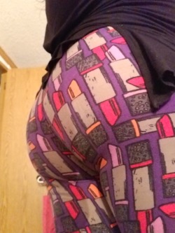 amotuamor:  My leggings have lipsticks all over! Hehe I love them. Now who wants to come give me a buttrub? Anyone?