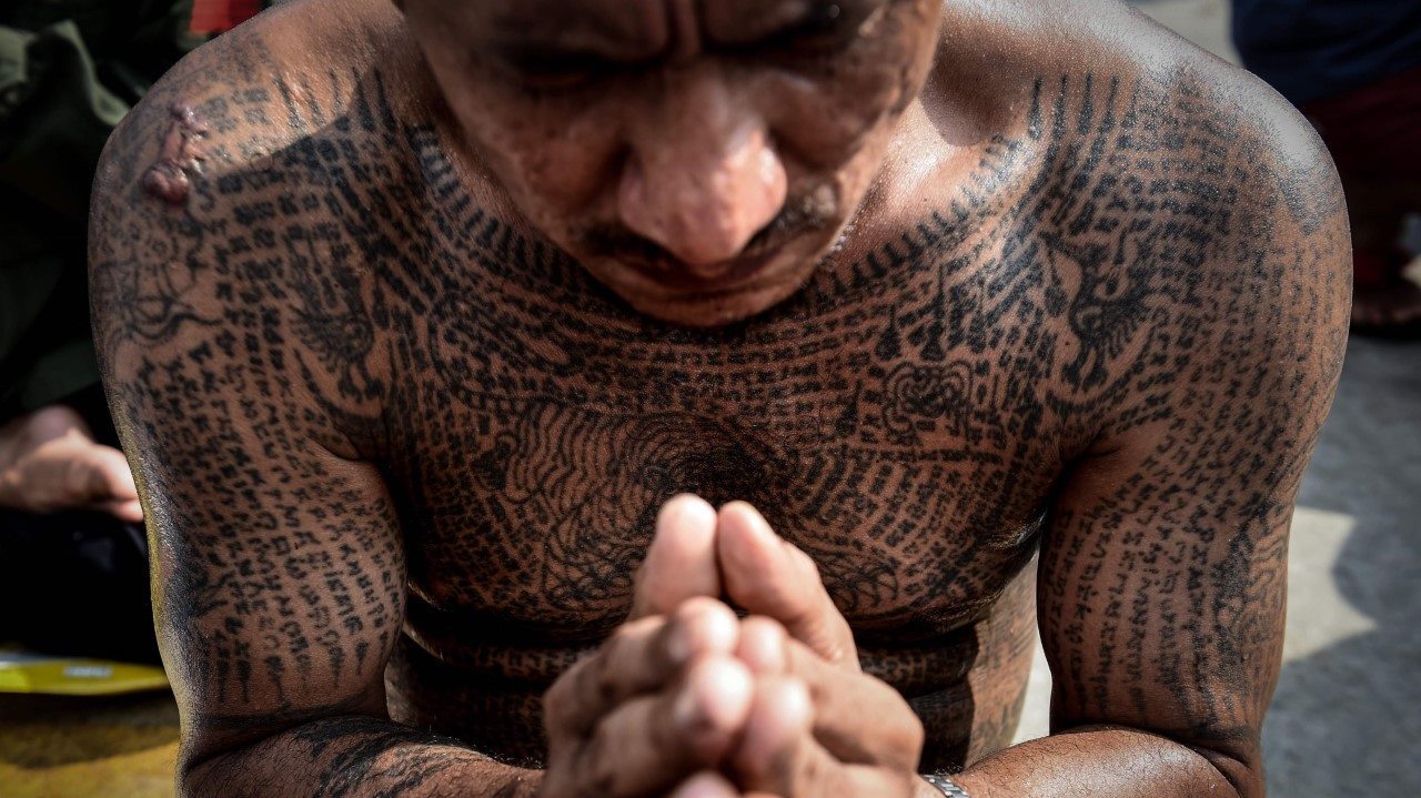 TATUAJES SAGRADOS. Festival anual de tatuajes sagrados, en el templo Wat Bang Phra en Tailandia. Cada año, miles de devotos budistas se reúnen en el templo para celebrar los tradicionales tatuajes de Sak Yant, que los usuarios creen que les traerá...