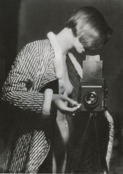 lapetitecole:  Marianne Breslauer, Self-portrait, circa 1930  