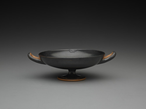 theancientwayoflife:~ Attic Red-Figure Kylix: Hetaira Drawing Water from a Pithos.Culture: GreekDate