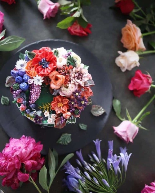 mymodernmet:Lifelike Buttercream Flowers Transform Ordinary Cakes into Bountiful Bouquets