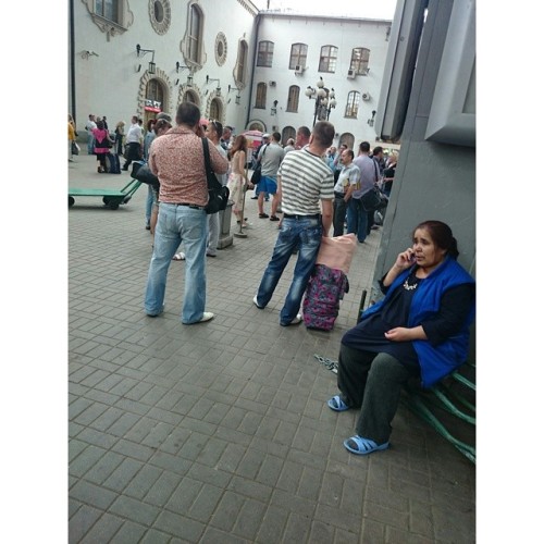 Kazansky railway station, Moscow. Smoking area   Несчастные/счастливые курильщики пасутся около двух урн на Казанском вокзале города Москвы. Вот где можно увидеть