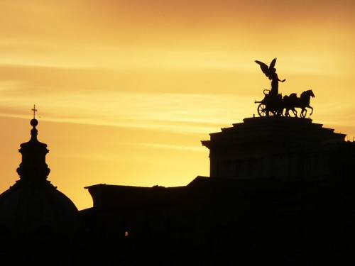 dwellerinthelibrary:Sunset over Il Vittoriano, Rome (by lightstealer_), with the winged goddess Vict