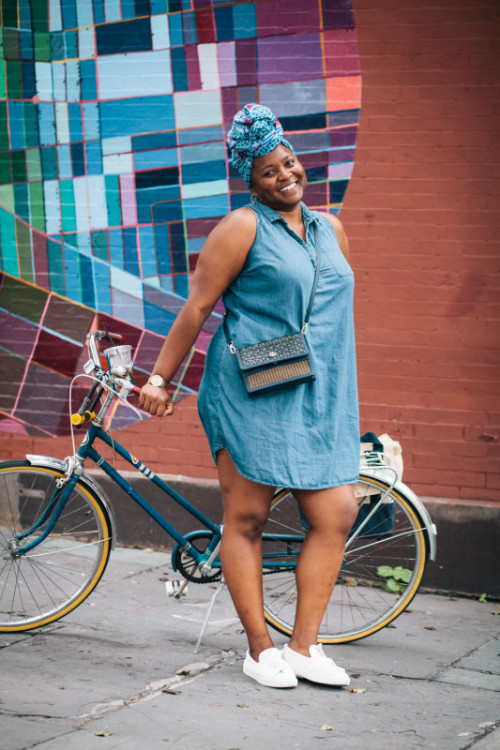 preferredmode:Angela, en route to the Fort Greene Farmers Market (#Brooklyn). #bikestyle #cyclechic 