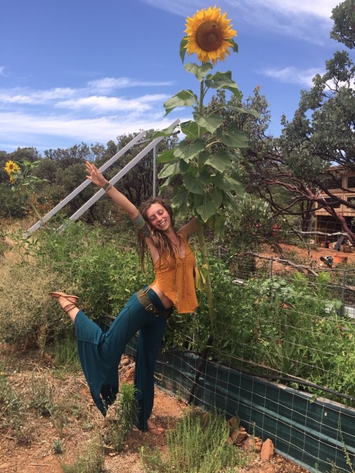 bagabonez:  bagabonez:  It’s my 24th rotation around the sun! ✨🌻🌞🎈  Just because this picture is so great and I really really love it.