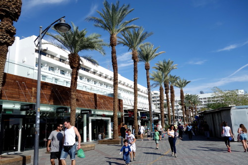 cosmopolitancouple:This is how Eilat looks like. It is for having rest, for beaches and taking sun b