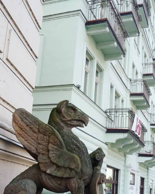 #latergram #griffon #statue at the #opera of #karlovyvary #karlsbad #pastelcity (hier: Karlovy Vary