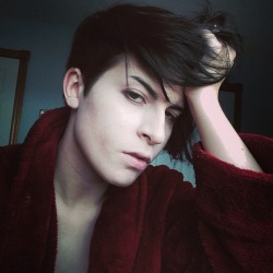 v0nvamp:  6 favorite selfies, and I’m wearing my housecoat in 3 of them 