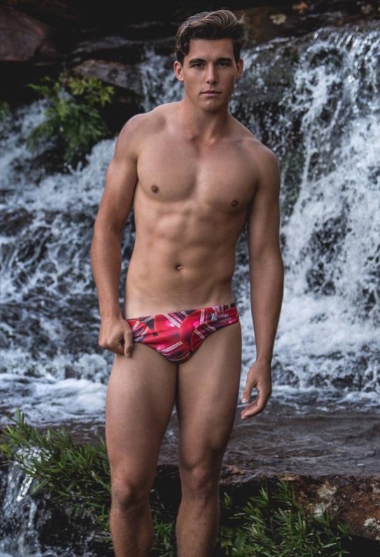 sexyboy-in-speedos:  