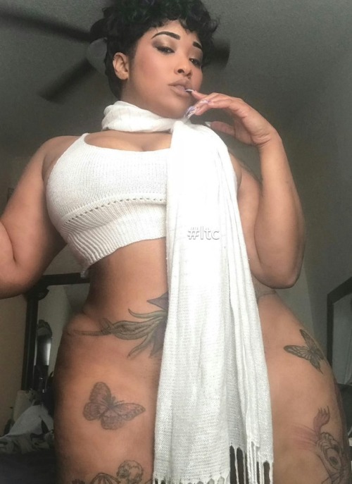 addicted2curvez:  #lovethemcurves #Curvz_Nation #curvology #damnsexy #nikiarenee  I would just love to see what that pussy looks like just one
