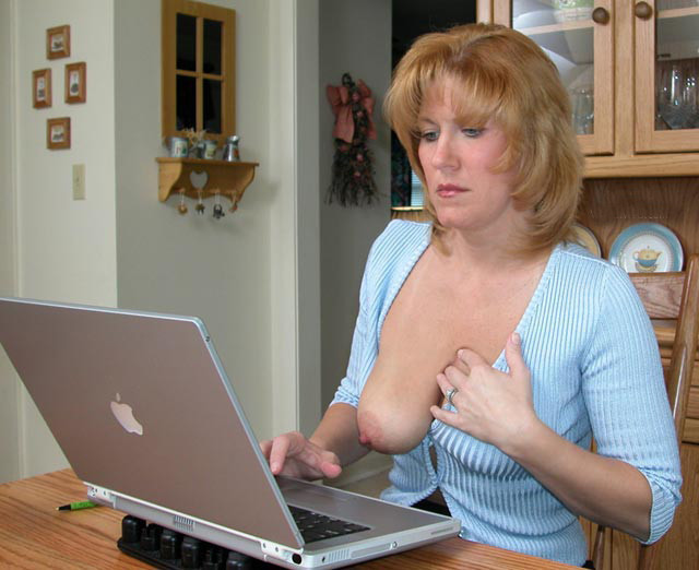 arealhotmilf:  Who doesn’t enjoy a milf or hot mom without clothes? Just a thing