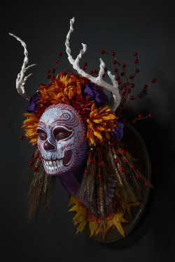 supersonicart:   Krisztianna. These Dia de los Muertos sculptures by Krisztianna are currently on view at 8 Ball Gallery in Burbank, California until December 5th.  You can see more of them below:  Read More