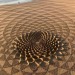 gattadeicarpazi:bi-q21:artevisiva:Una rosa sulla sabbia La “Sand Art” dell’ artista californiano Andres Amador@gattadeicarpazi Geometrie -sulla sabbia l’amore,disegno angoli,non possono nuocertison rose senza spine! 🐾