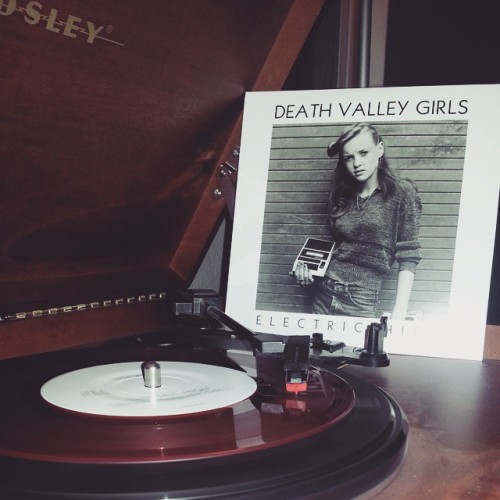 This is one sweet ass looking and sounding 7&quot;. #DeathValleyGirls #seveninch #vinyl #kickassband