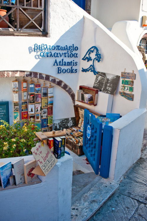 “ Atlantis Book Store inSantorini, Greece photo via thepink
”