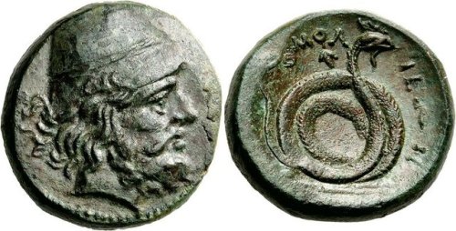 Coin of the polis of Homolion in Thessaly.  On the obverse, the head of Philoctetes; on th