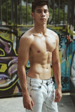 menofvietnam:  Ho Vinh Khoa Check out his websites here: http://www.allaboutk.com/