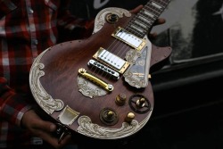 steampunktendencies:  Gibson LesPaul Steampunk by Wild Customs 