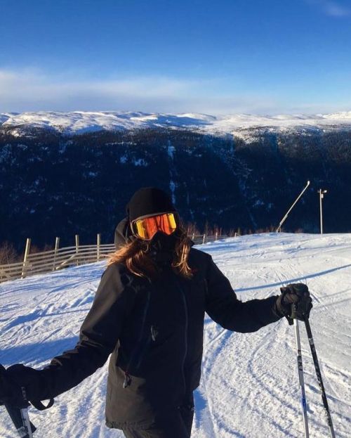 rebeccalouisaferguson:officialrebeccaferguson I’m going bonkers…miss skiing, snowboardi