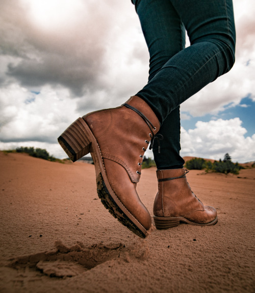 Women’s Heritage Clara 3404 boots in Oro Legacy leather. @redwingheritagewomen #redwingwomen 📷: @drewhopkinsphoto http://bit.ly/Clara3404