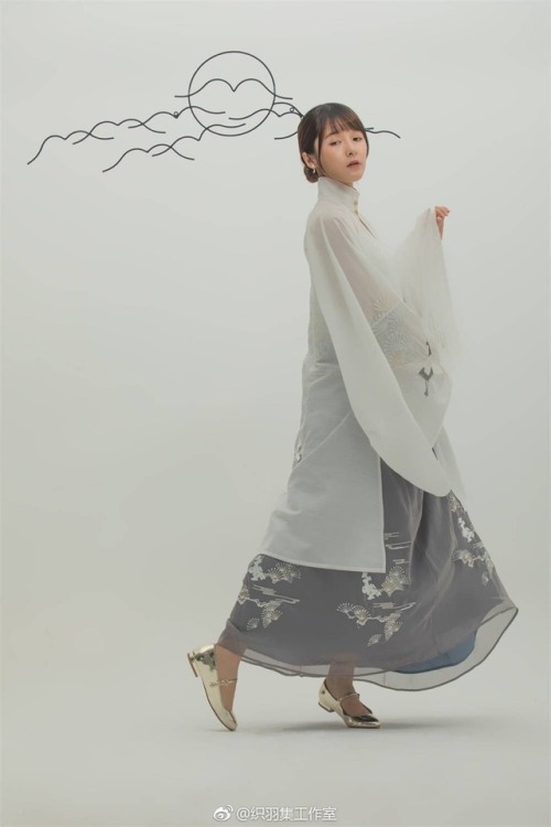 cfensi:Actress Xu Jiao modeling the 2018 summer collection of modern hanfu by 织羽集