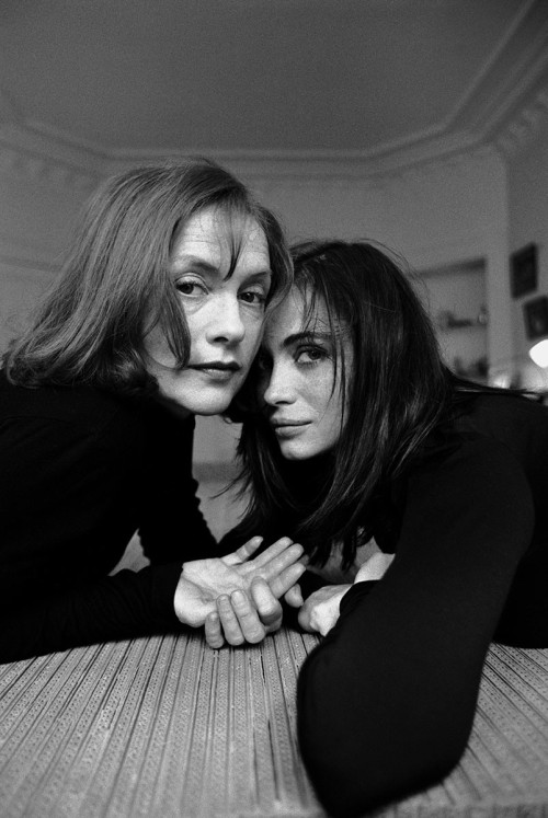 blurry-focus: Isabelle Hupert & Emmanuelle Béart © Ferdinando Scianna for Magnum Photos
